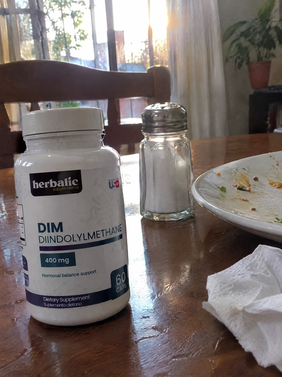 Diindolylmethane DIM 400 mg + Pimienta Negra sobre una superficie de la casa