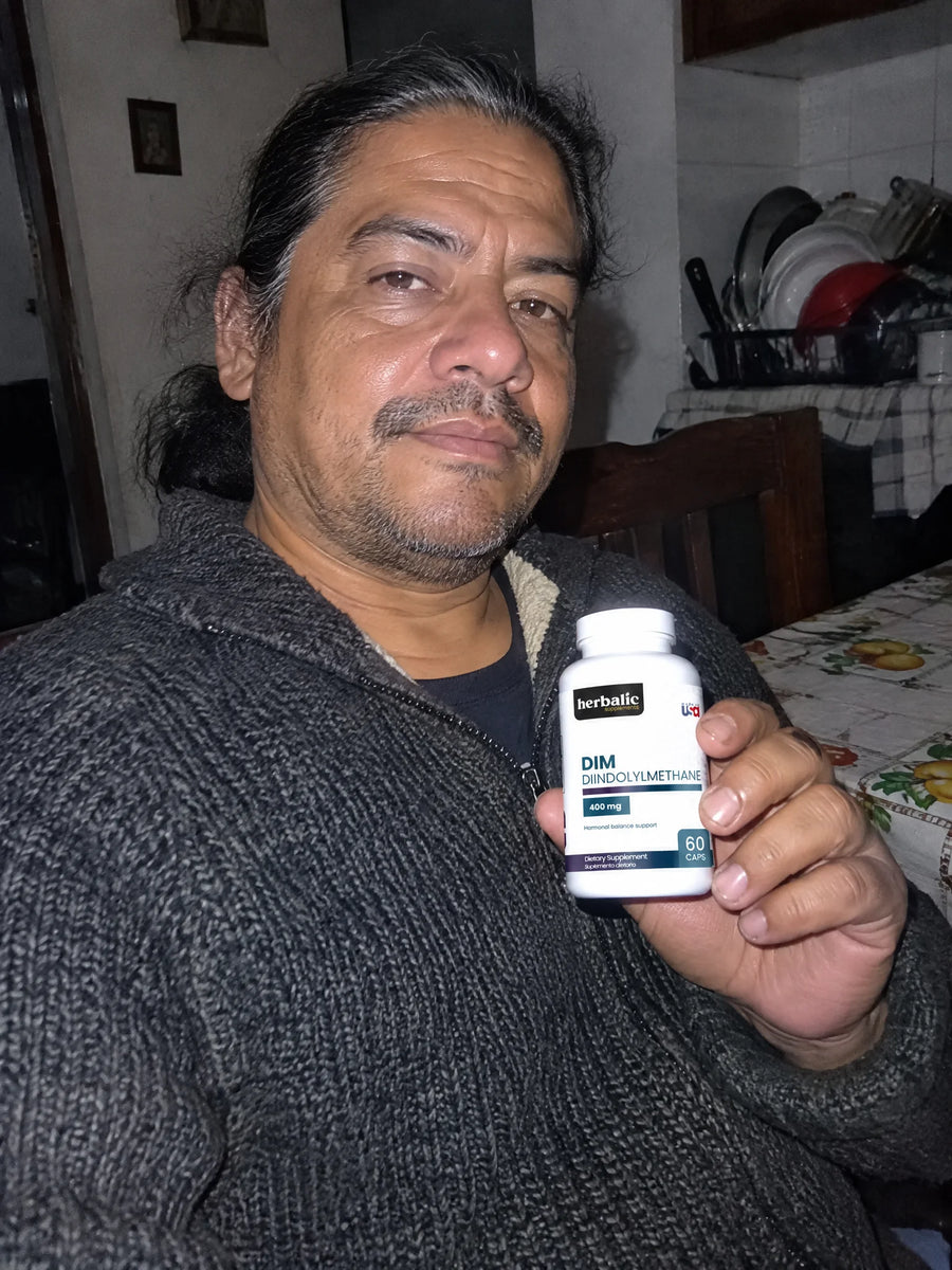 Cliente sosteniendo Diindolylmethane DIM 400 mg + Pimienta Negra