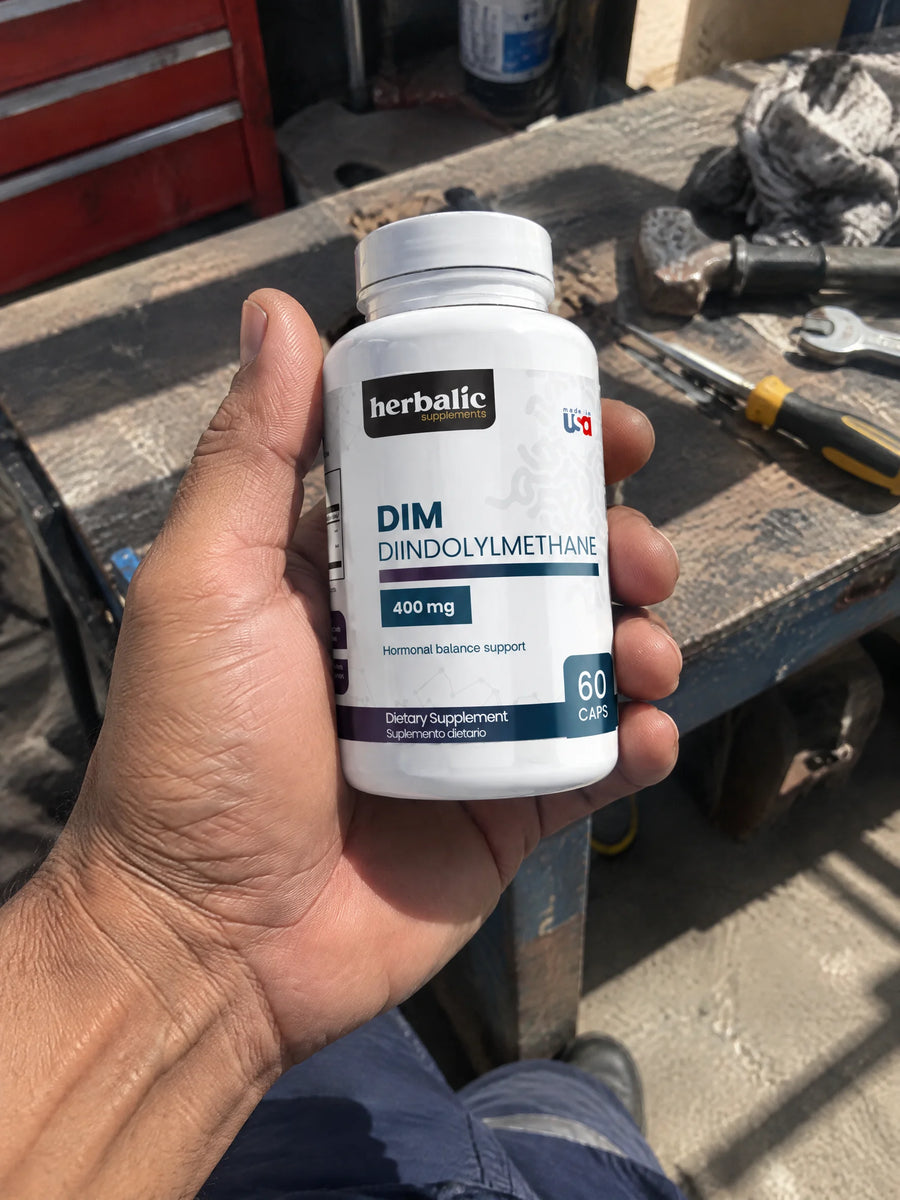 Mano sosteniendo Diindolylmethane DIM 400 mg + Pimienta Negra