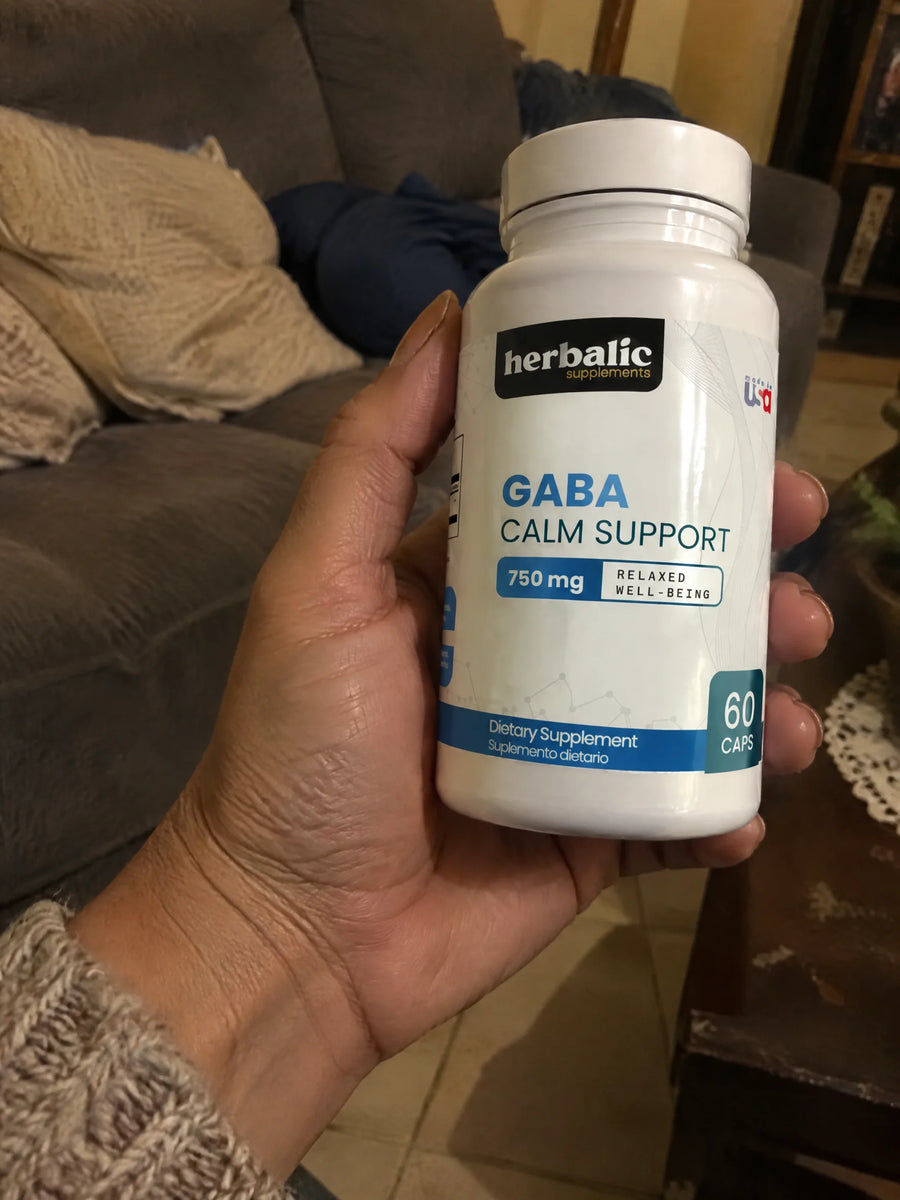Mano sosteniendo GABA 750 mg