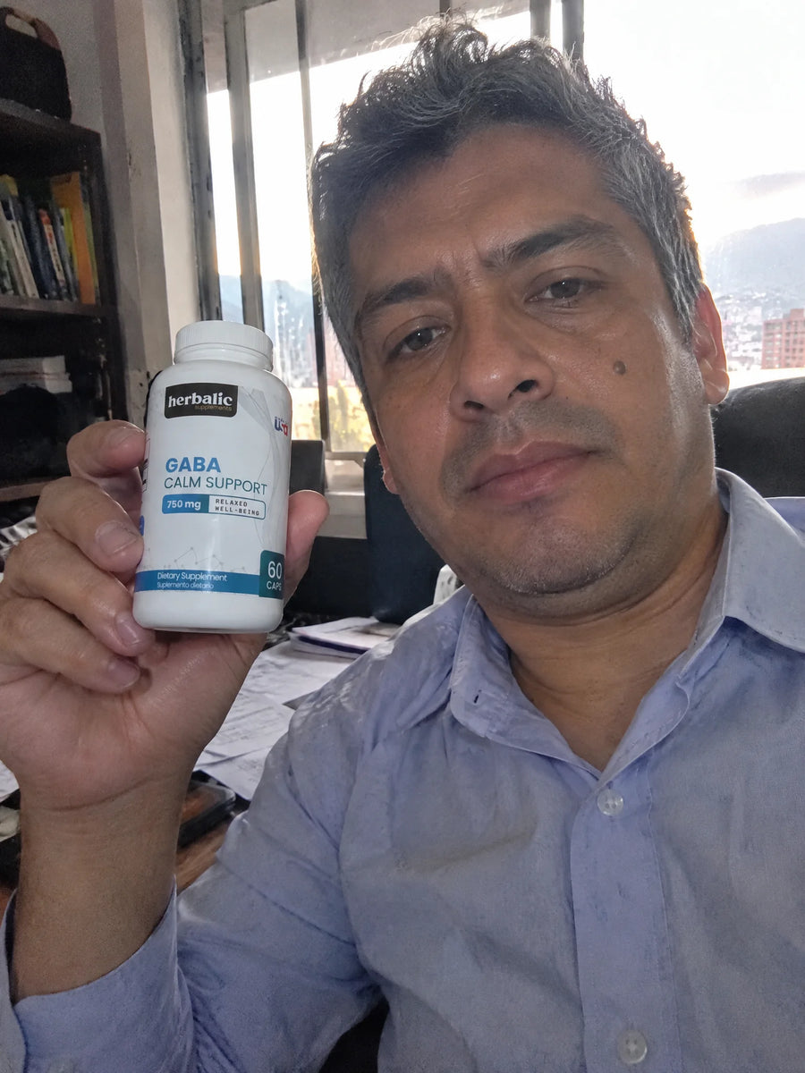 Cliente sosteniendo GABA 750 mg