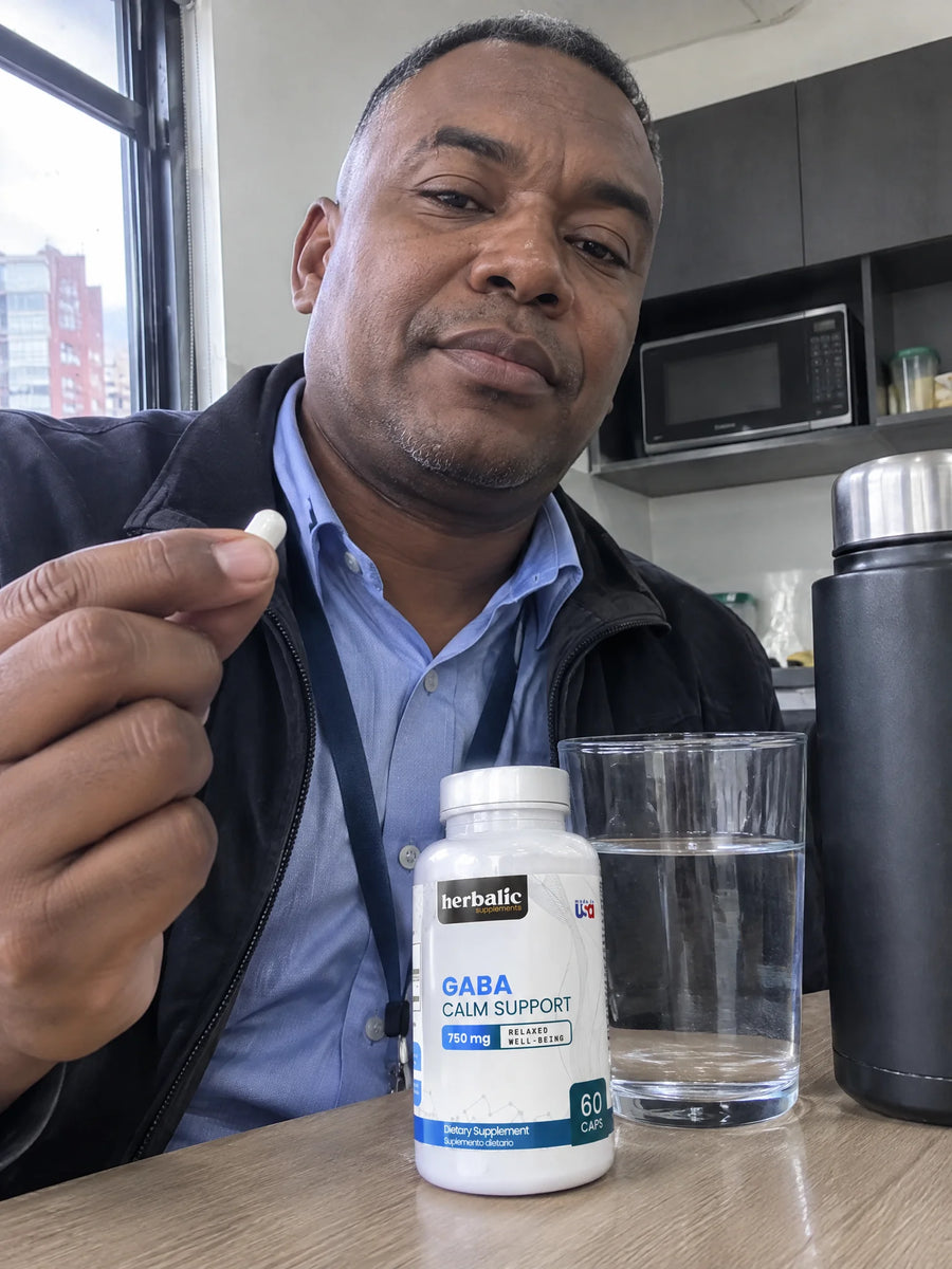 Persona usando GABA 750 mg en su rutina diaria