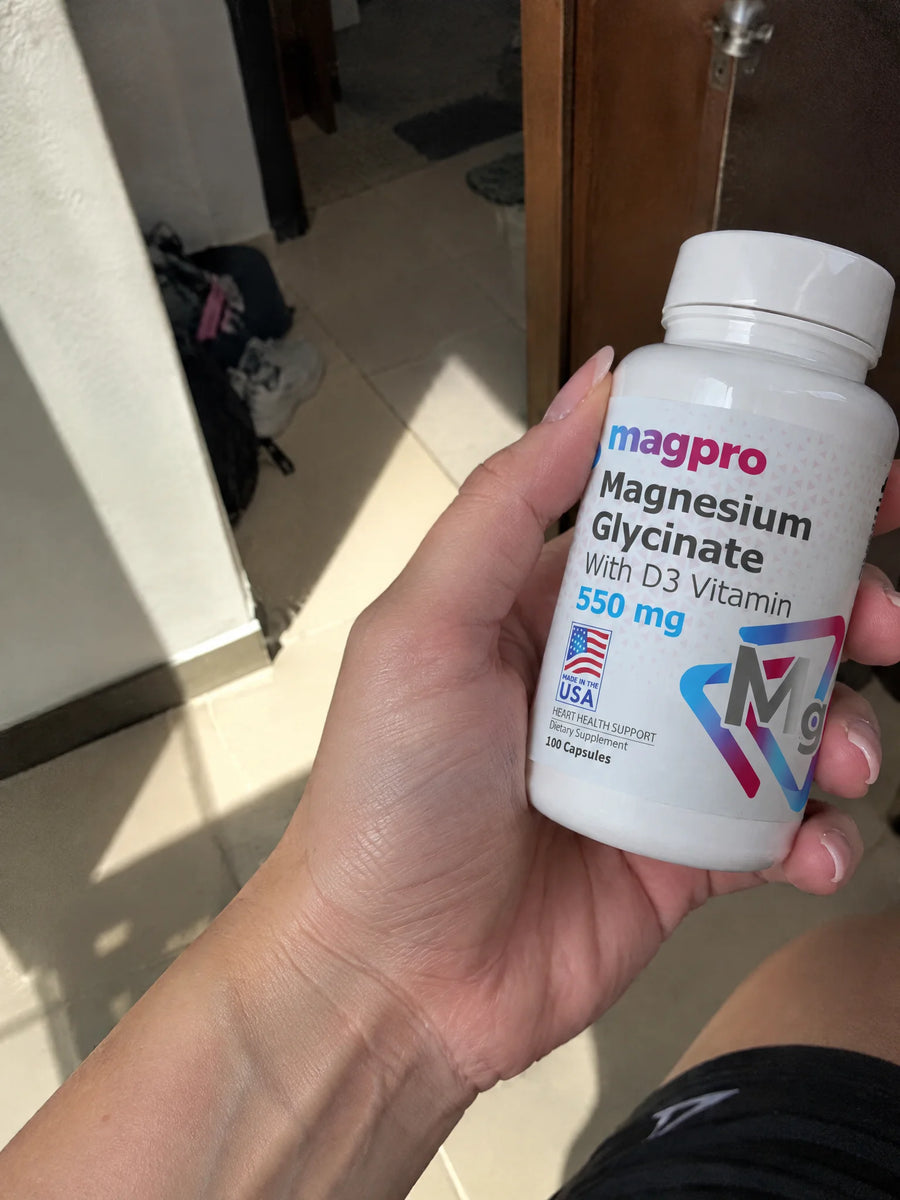 Mano sosteniendo Glicinato de magnesio 550mg