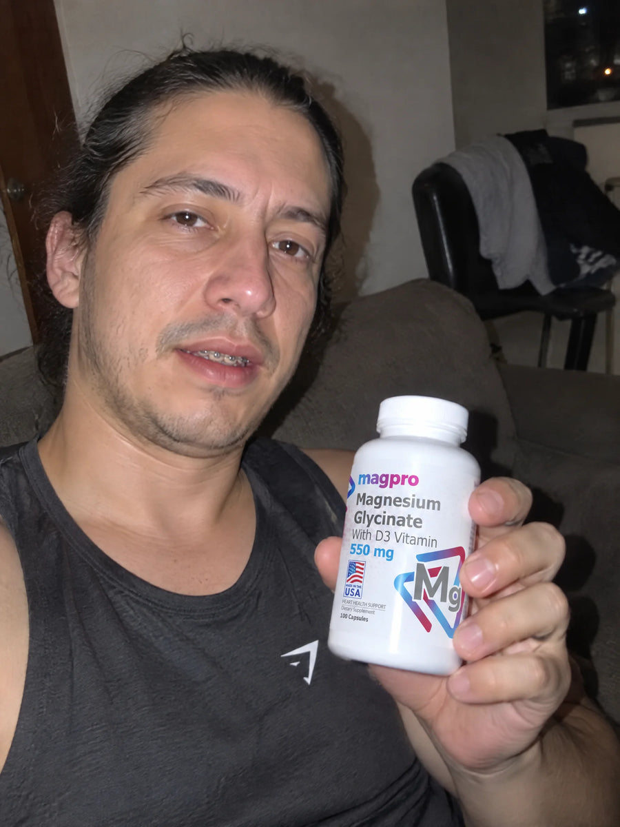 Cliente sosteniendo Glicinato de magnesio 550mg