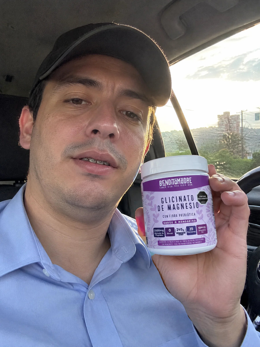 Cliente sosteniendo Glicinato de Magnesio en polvo