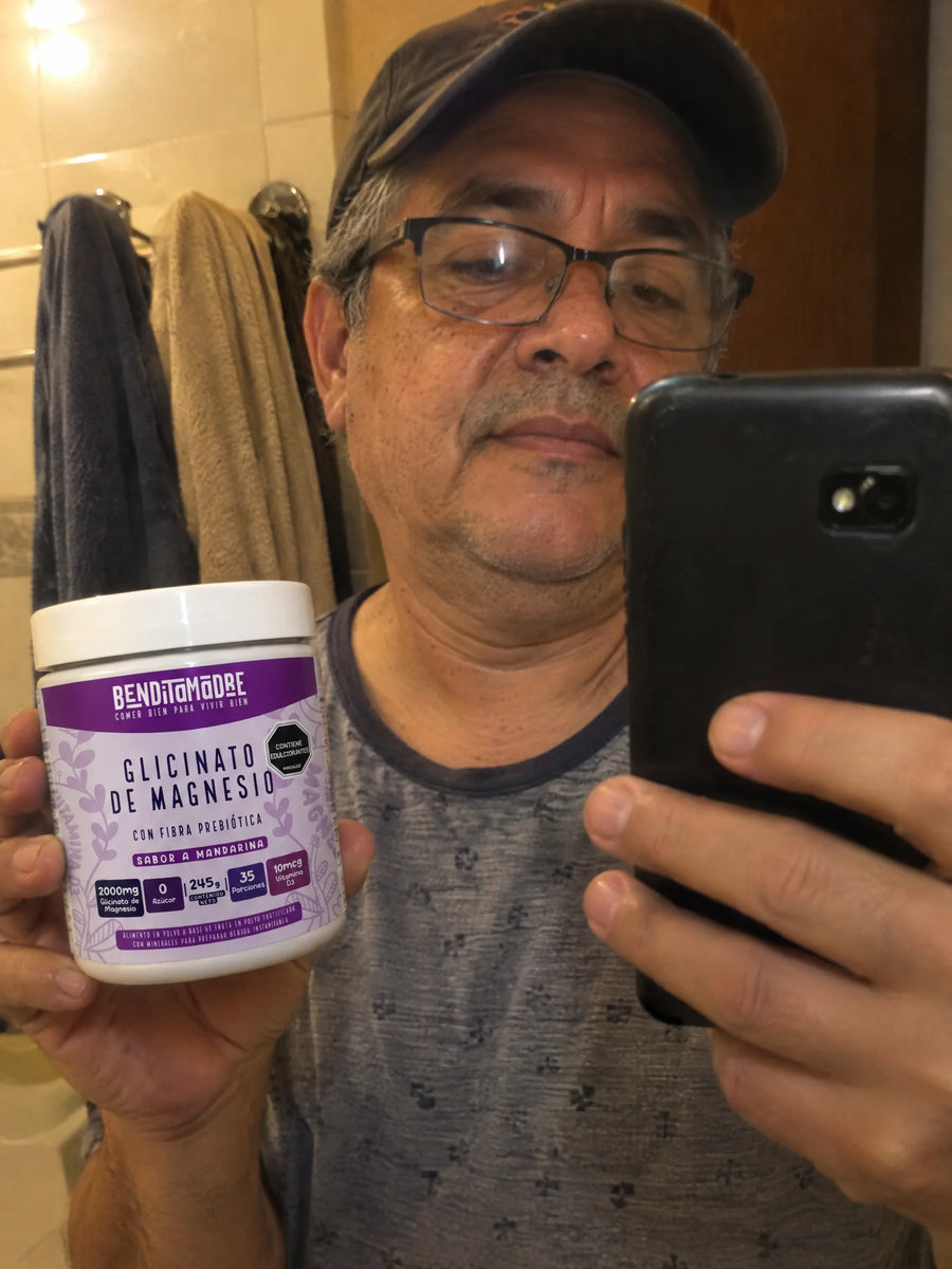 Cliente con Glicinato de Magnesio en polvo frente al espejo