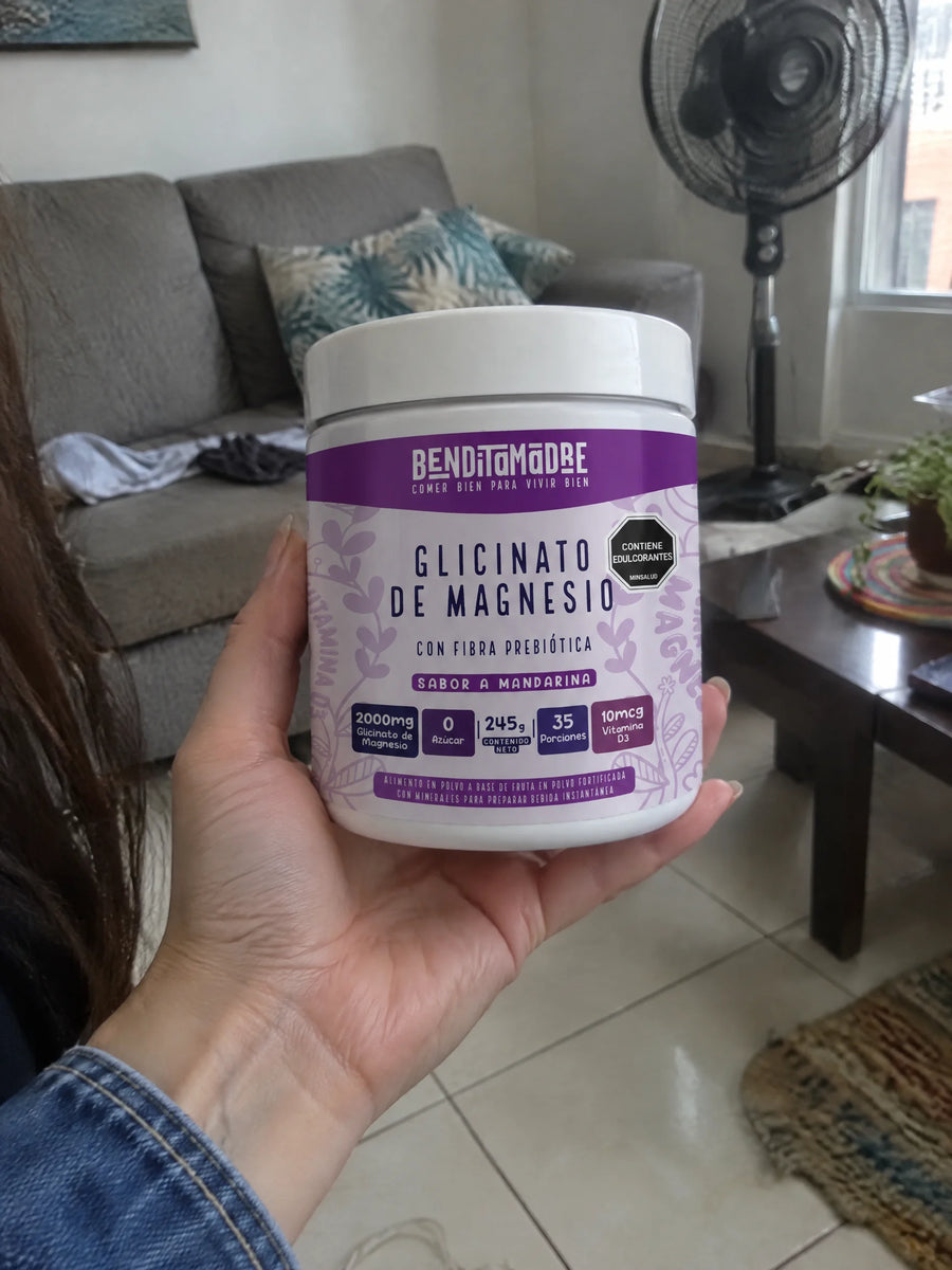 Mano sosteniendo Glicinato de Magnesio en polvo