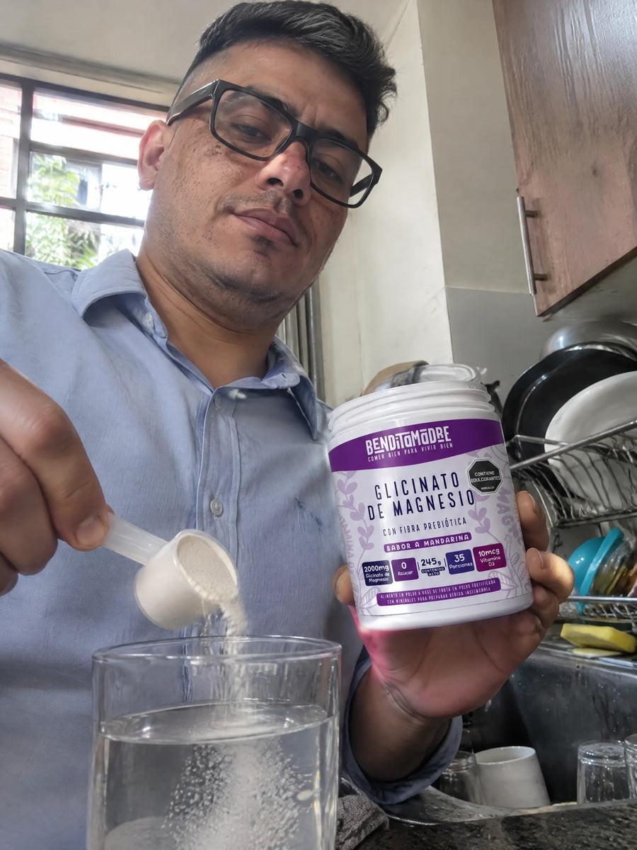 Persona usando Glicinato de Magnesio en polvo en su rutina diaria