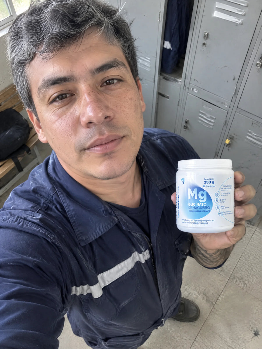 Cliente sosteniendo Glicinato de Magnesio 250g