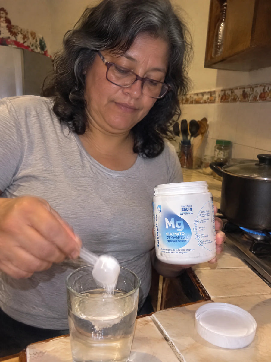 Persona usando Glicinato de Magnesio 250g en su rutina diaria