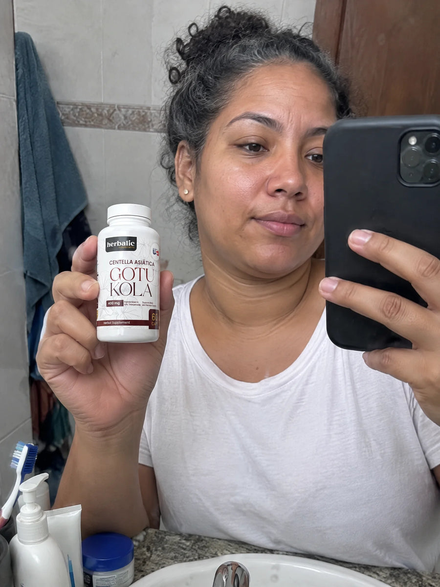 Cliente con Gotu Kola 400 mg frente al espejo