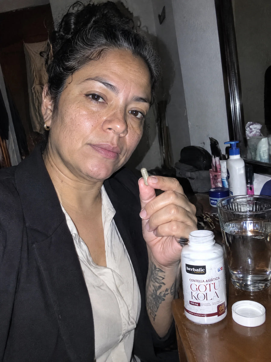 Persona usando Gotu Kola 400 mg en su rutina diaria