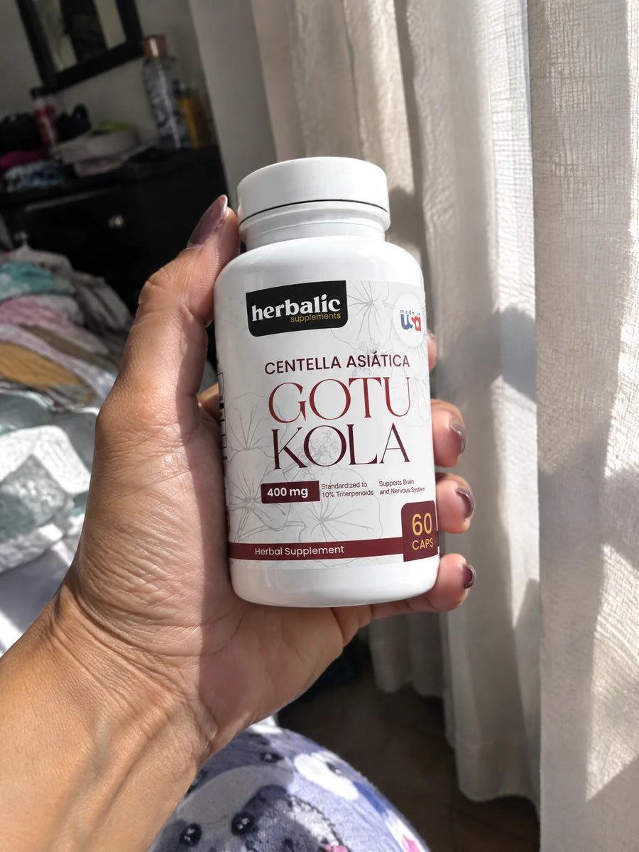 Mano sosteniendo Gotu Kola 400 mg