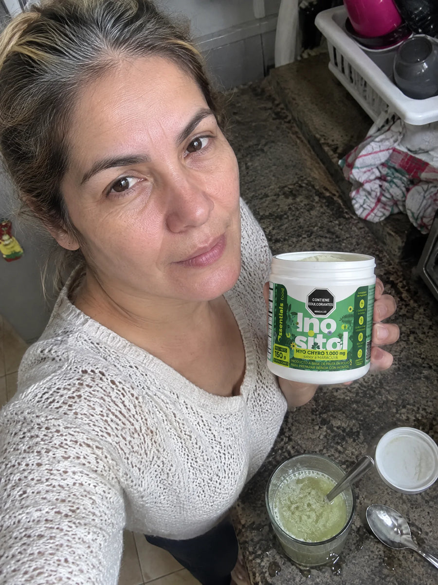 Persona usando Inositol  1000 mg en su rutina diaria