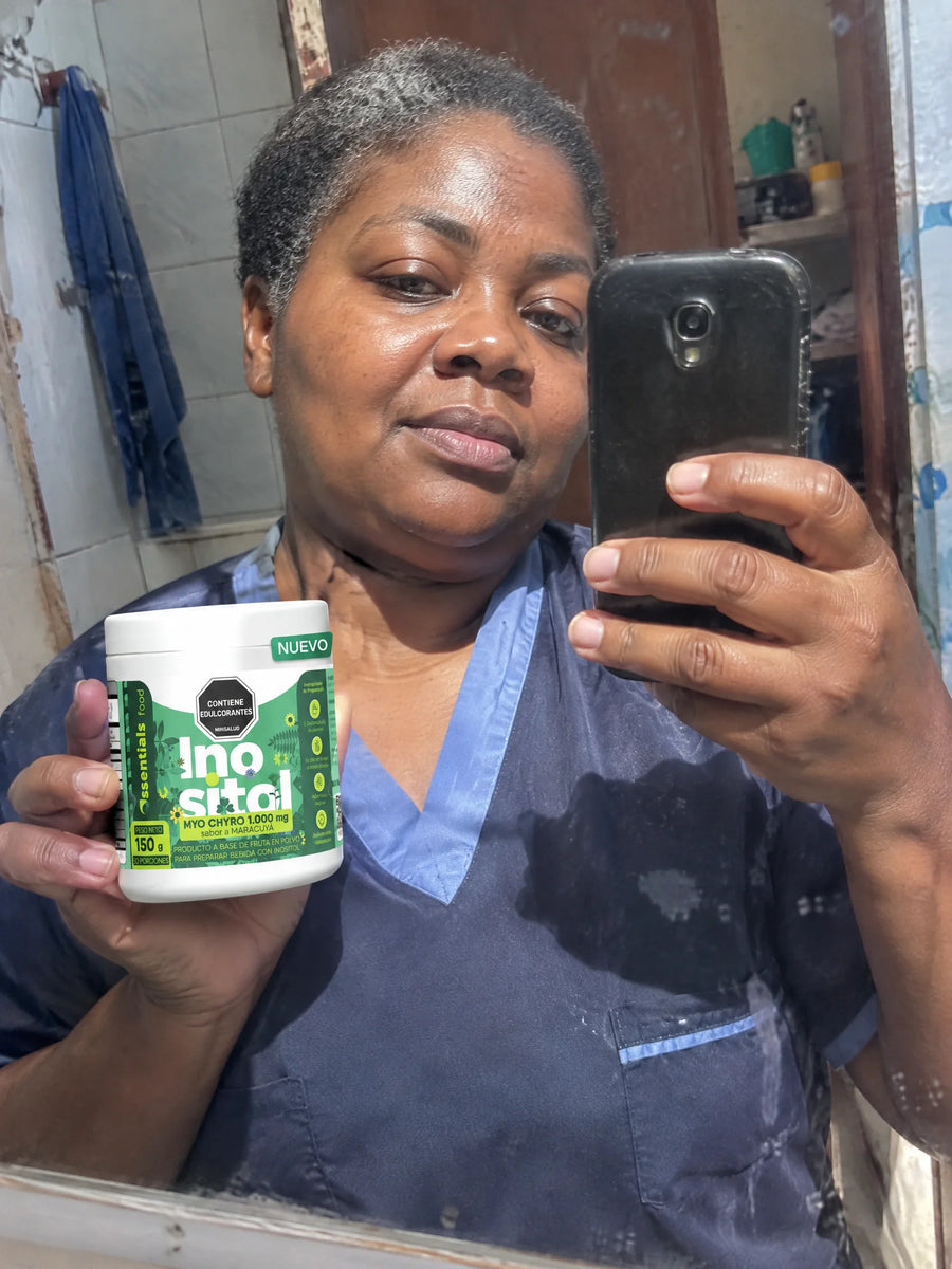 Cliente con Inositol  1000 mg frente al espejo