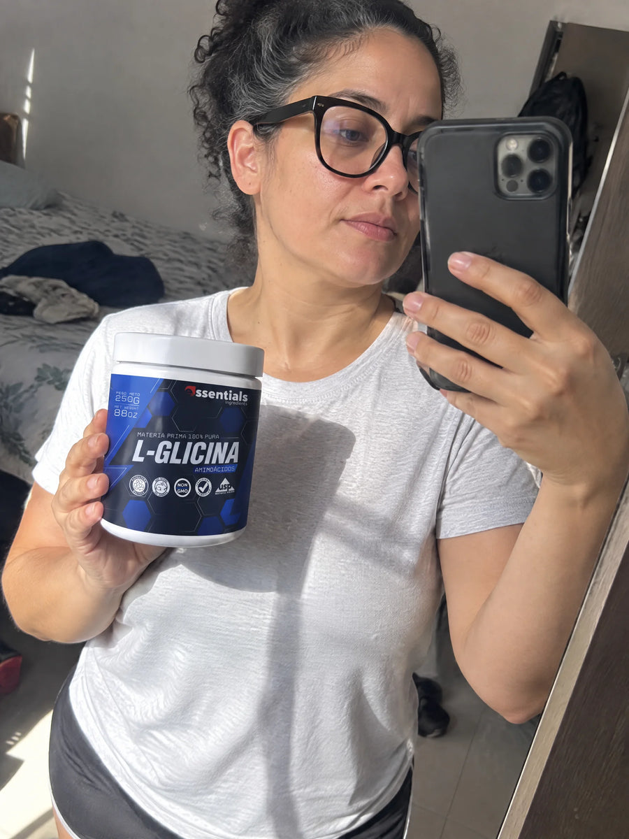Cliente con Glicina 250gr frente al espejo