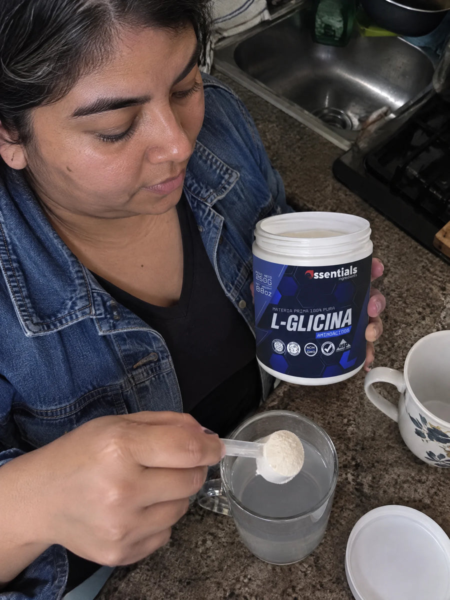Persona usando Glicina 250gr en su rutina diaria