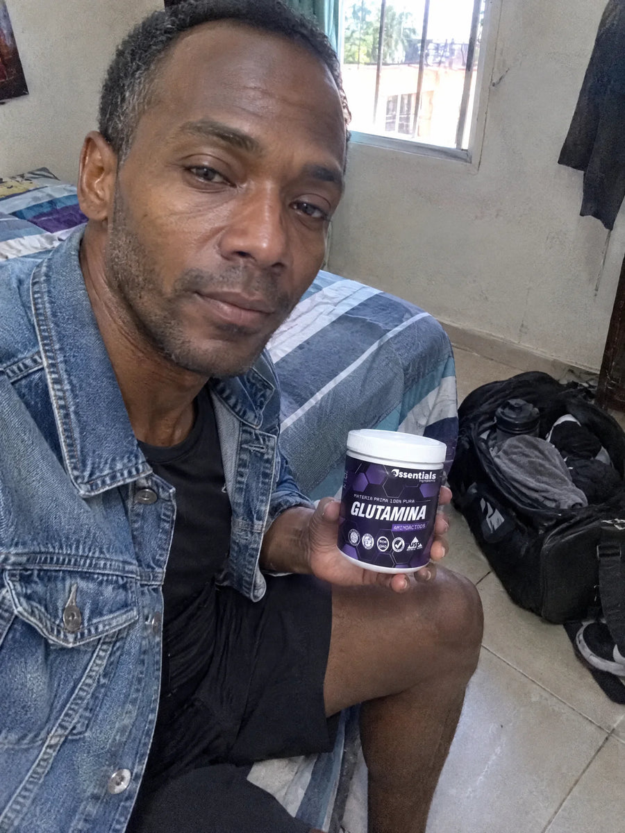 Cliente sosteniendo Glutamina en polvo