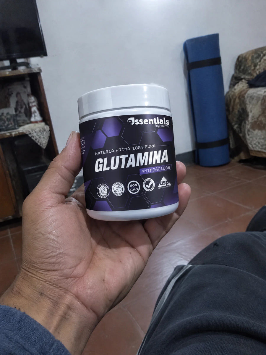 Mano sosteniendo Glutamina en polvo