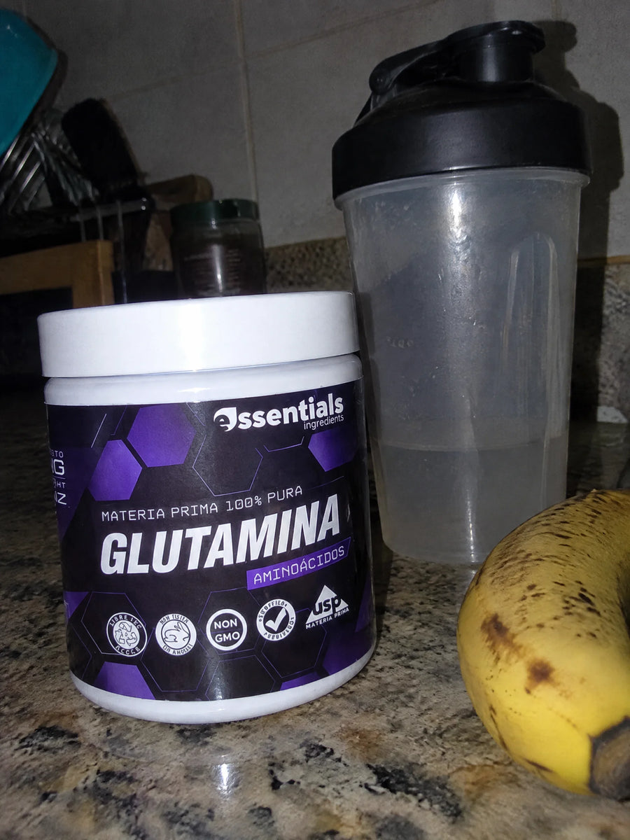 Glutamina en polvo sobre una superficie de la casa