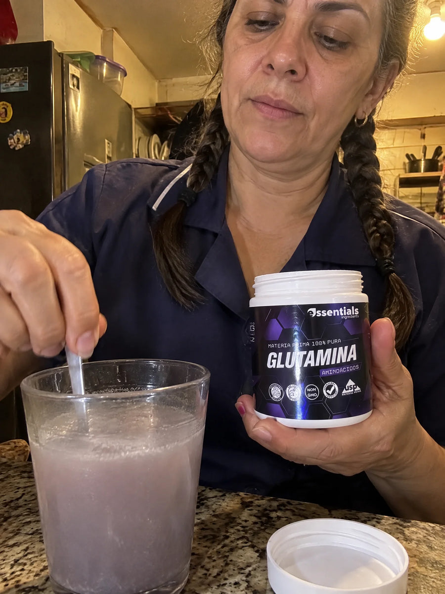 Persona usando Glutamina en polvo en su rutina diaria