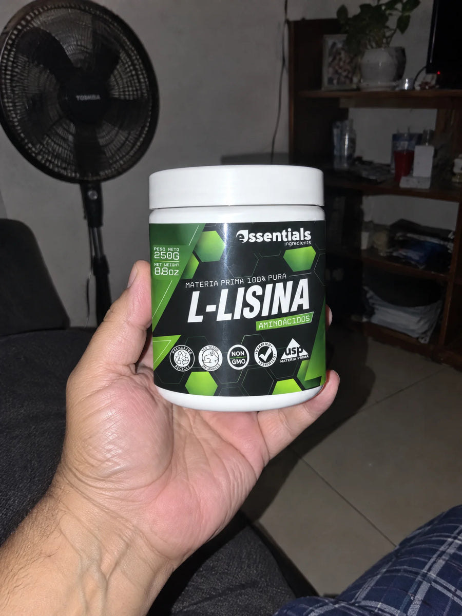 Mano sosteniendo Lisina en polvo