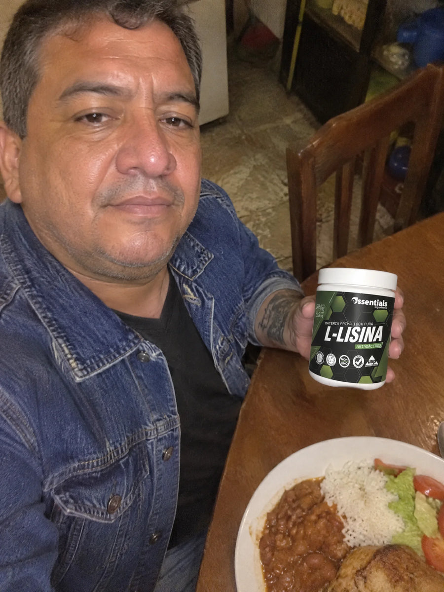 Cliente sosteniendo Lisina en polvo