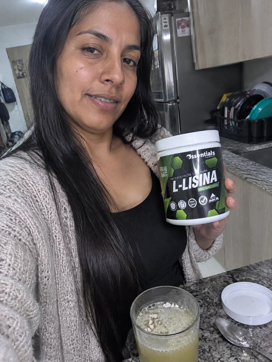 Persona usando Lisina en polvo en su rutina diaria