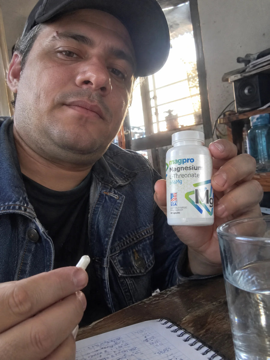 Persona usando Treonato de Magnesio 666 Mg en su rutina diaria