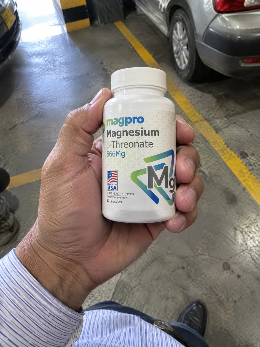 Mano sosteniendo Treonato de Magnesio 666 Mg