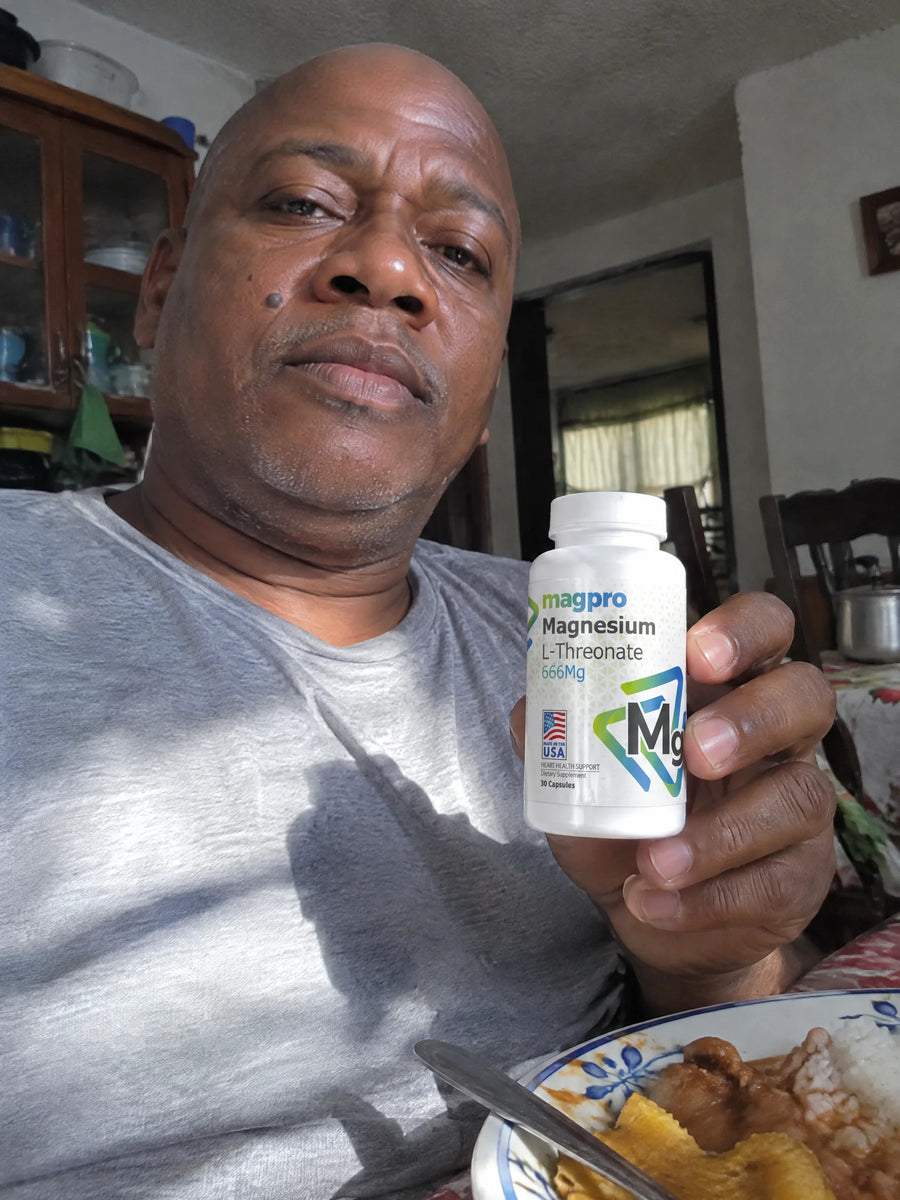 Cliente sosteniendo Treonato de Magnesio 666 Mg