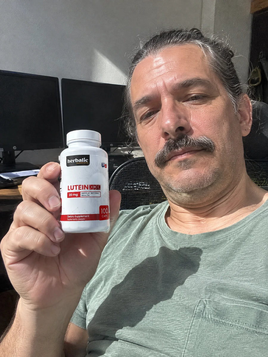Cliente sosteniendo Luteina 20 mg
