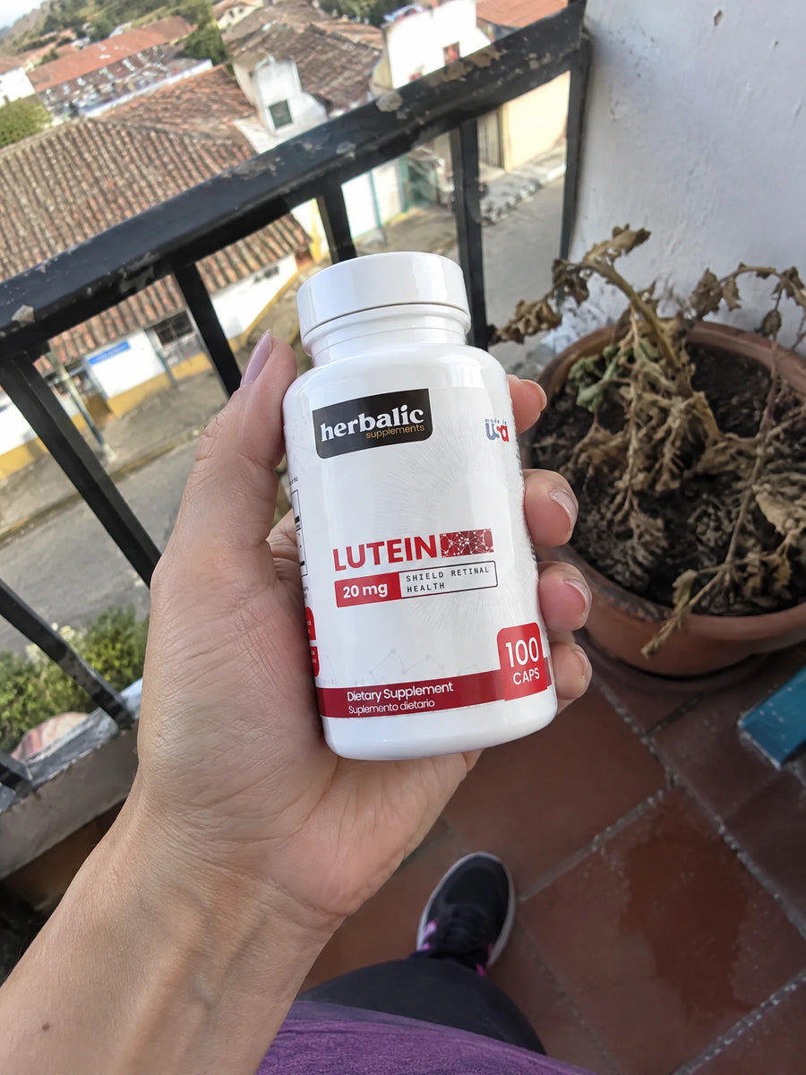 Mano sosteniendo Luteina 20 mg