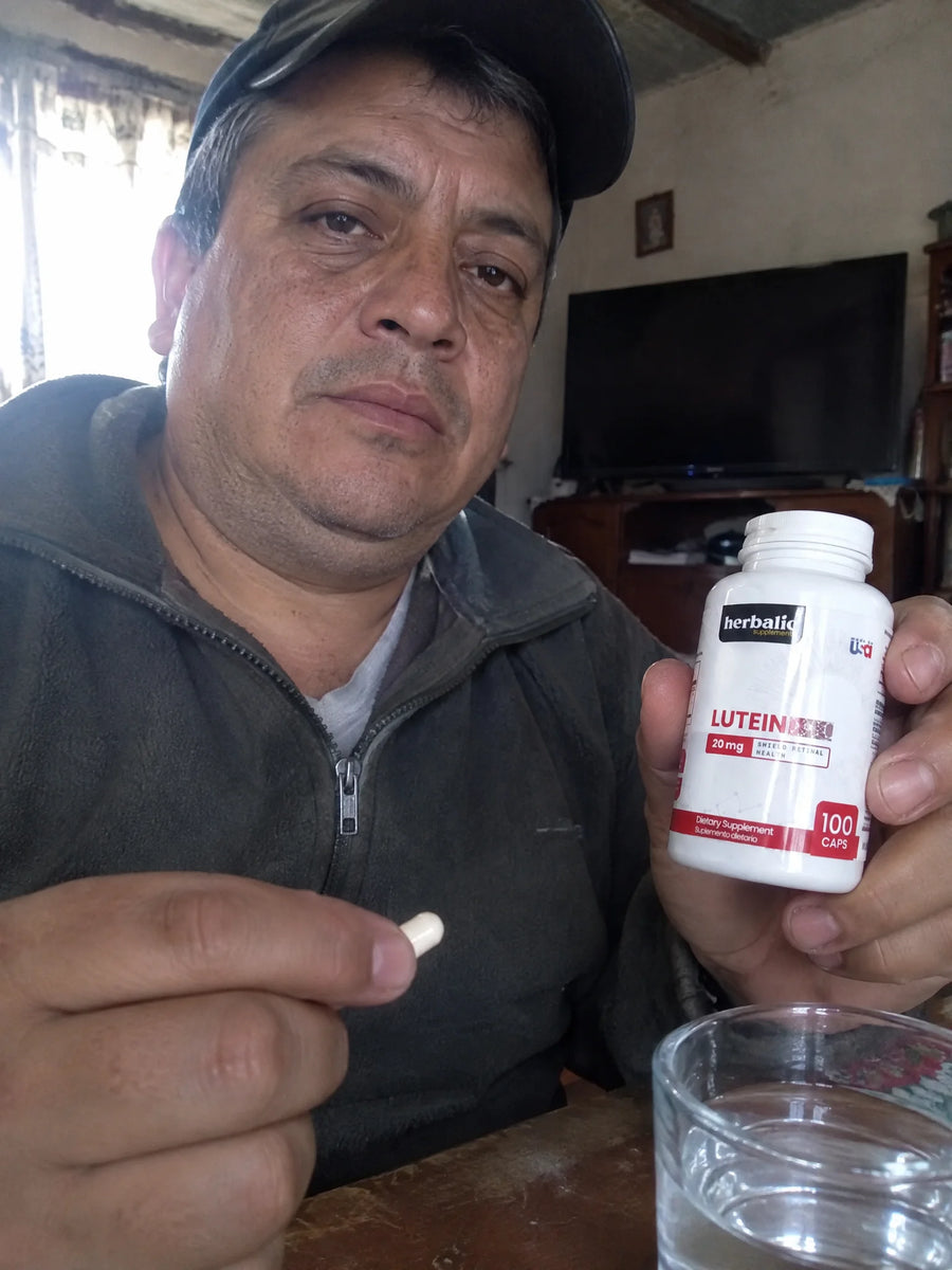 Persona usando Luteina 20 mg en su rutina diaria