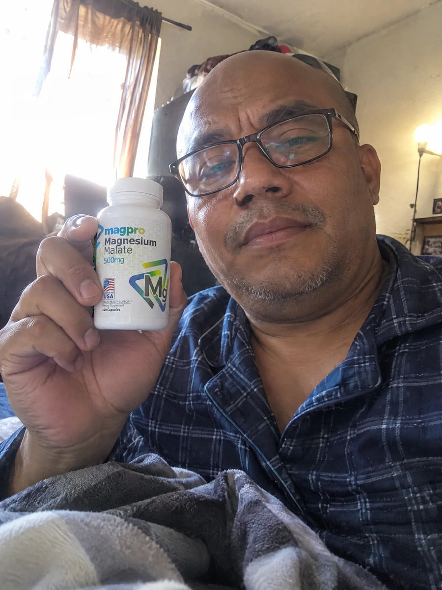 Cliente sosteniendo Malato de magnesio 500mg