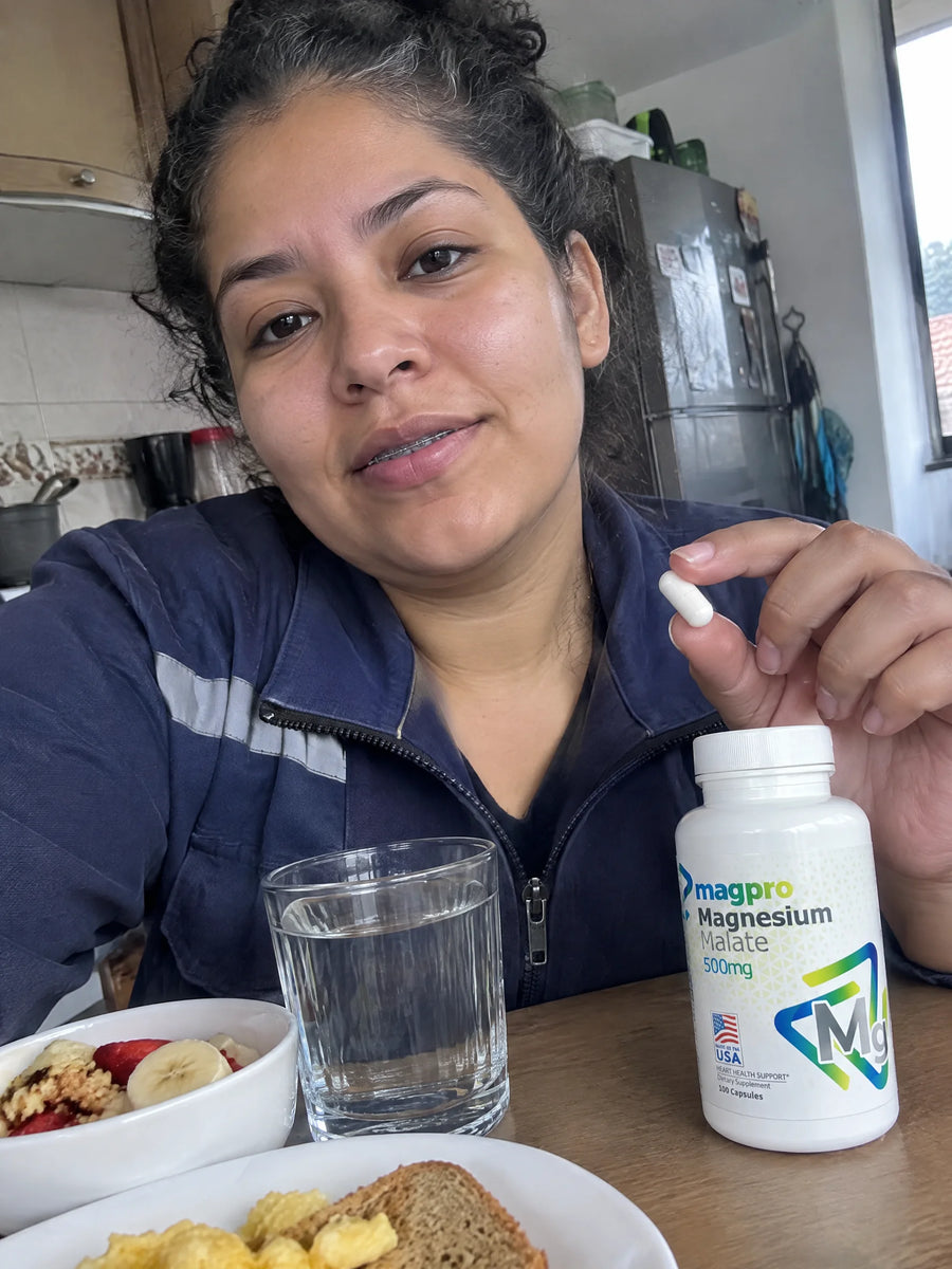 Persona usando Malato de magnesio 500mg en su rutina diaria