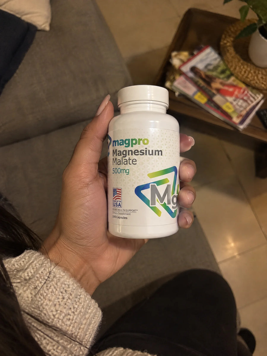 Mano sosteniendo Malato de magnesio 500mg