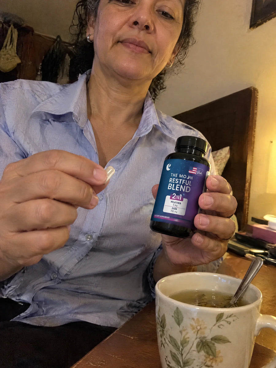 Persona usando Restful Blend: Melatonina + GABA en su rutina diaria