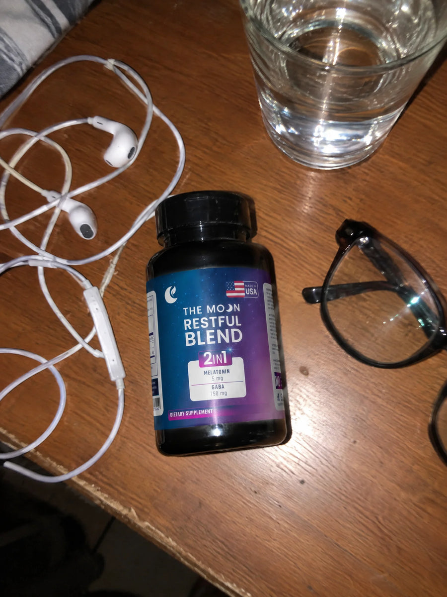Restful Blend: Melatonina + GABA sobre una superficie de la casa