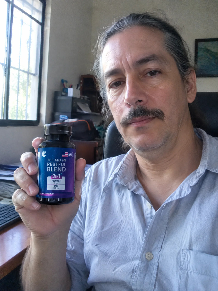 Cliente sosteniendo Restful Blend: Melatonina + GABA