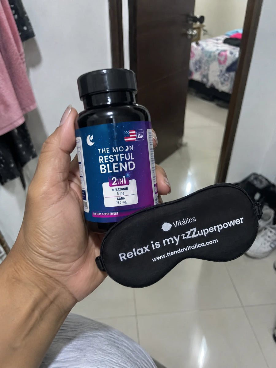 Mano sosteniendo Restful Blend: Melatonina + GABA