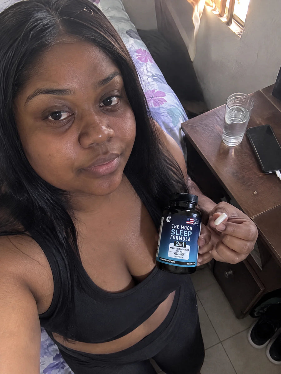 Persona usando Glicinato de Magnesio + Melatonina en su rutina diaria
