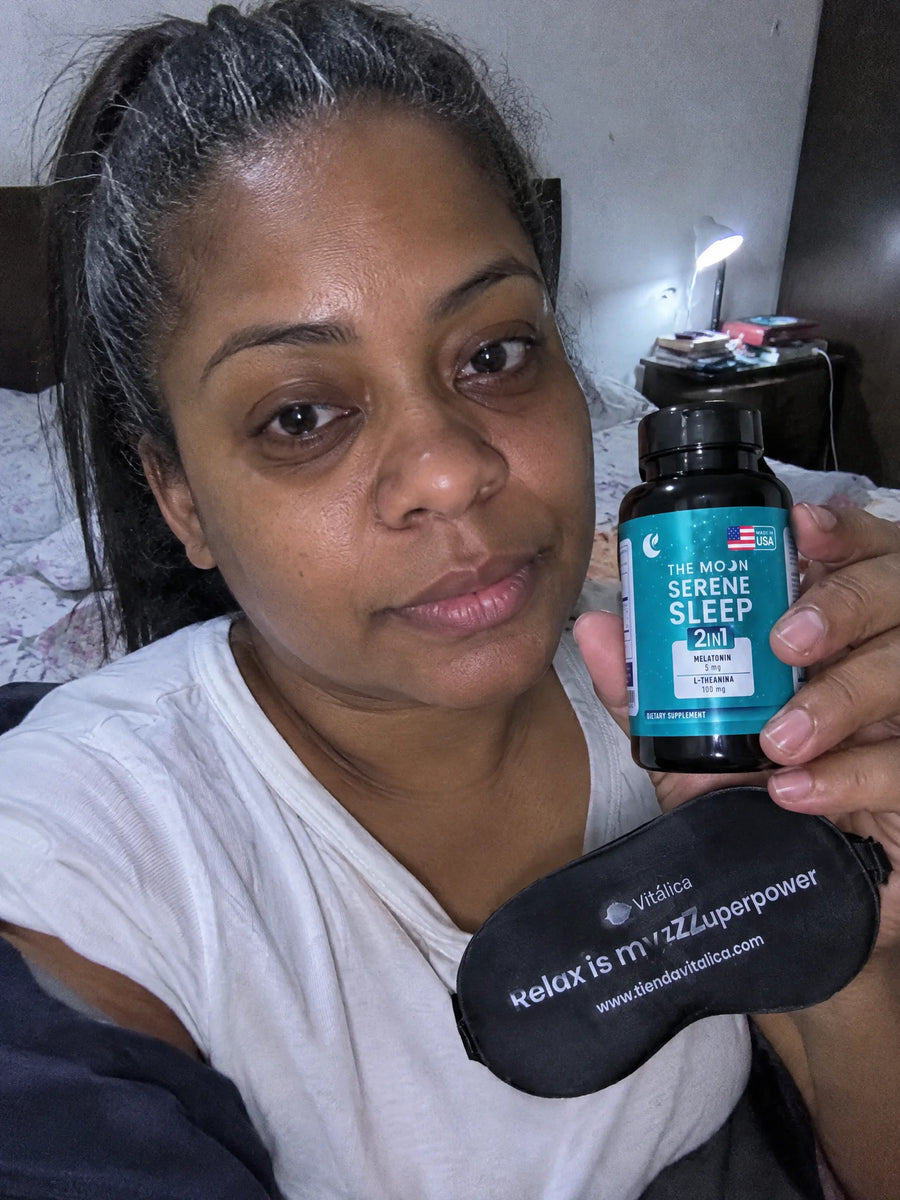 Cliente sosteniendo Serene Sleep: Melatonina + Theanina
