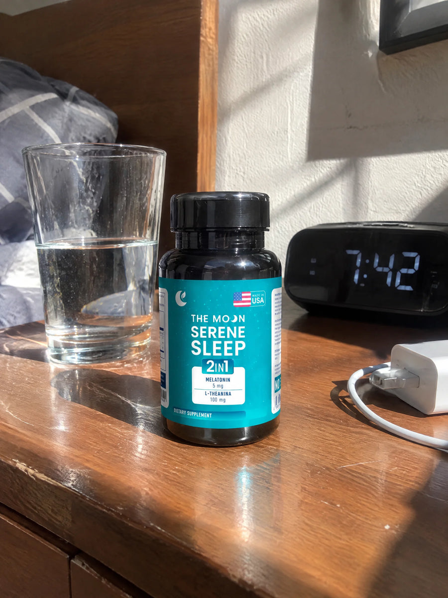 Serene Sleep: Melatonina + Theanina sobre una superficie de la casa