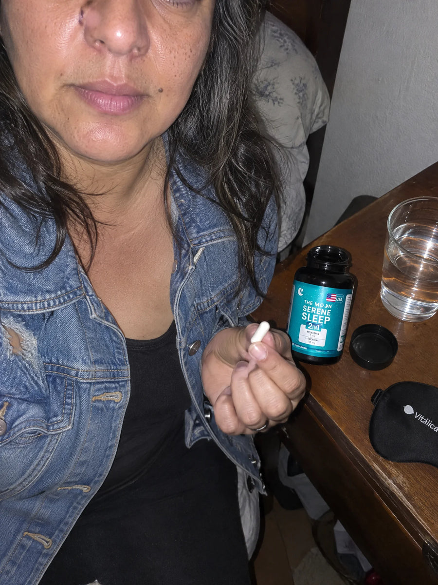 Persona usando Serene Sleep: Melatonina + Theanina en su rutina diaria