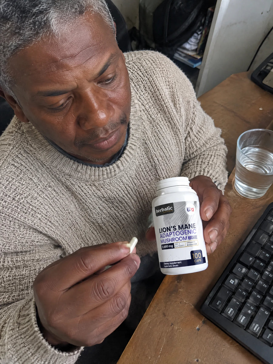 Persona usando Melena de León 2000mg en su rutina diaria