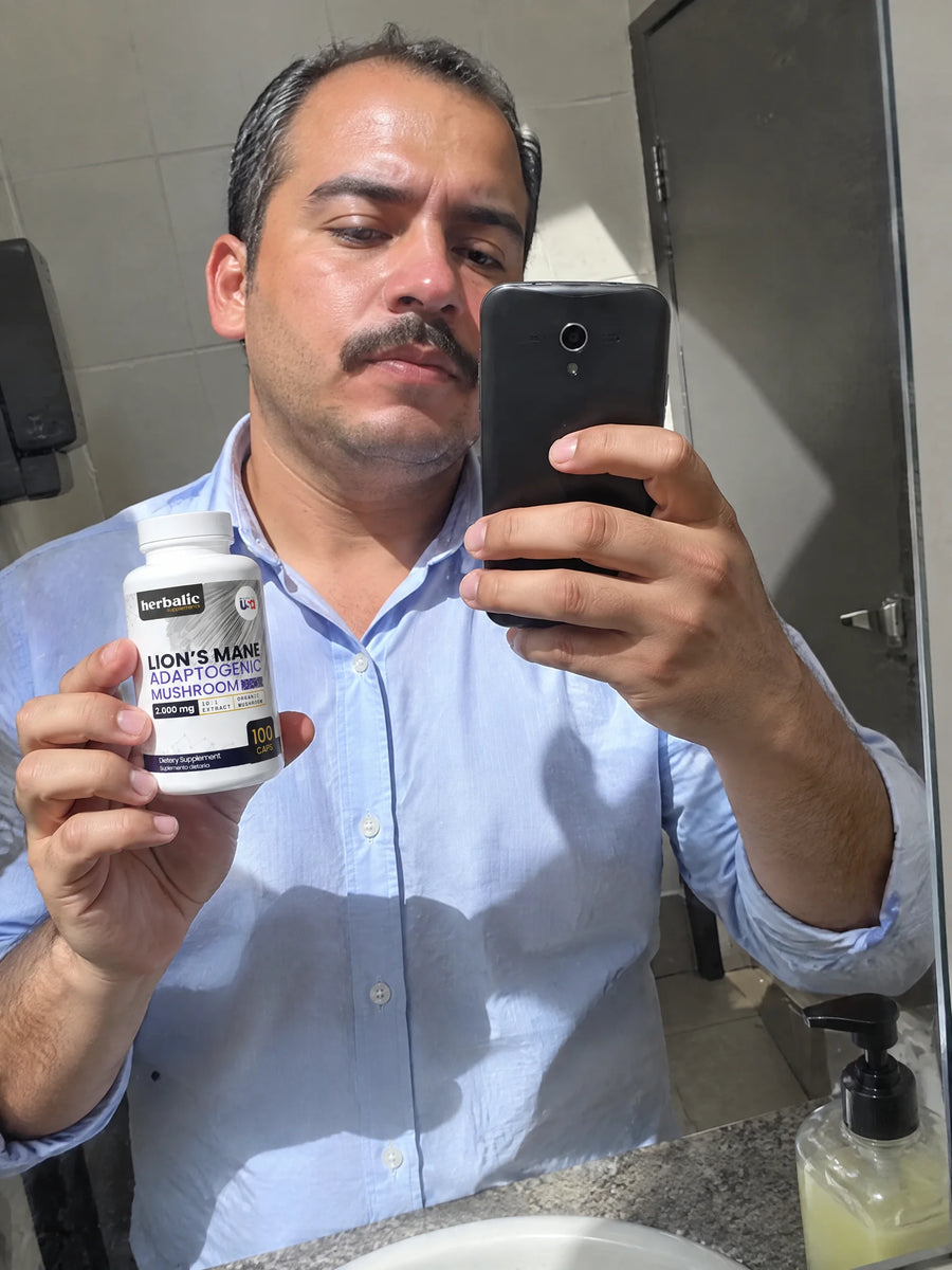 Cliente con Melena de León 2000mg frente al espejo