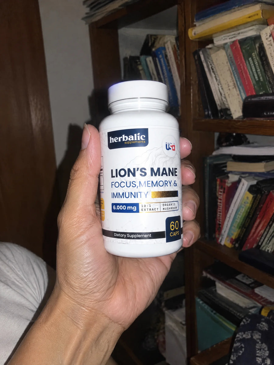 Mano sosteniendo Melena de León 6000 mg