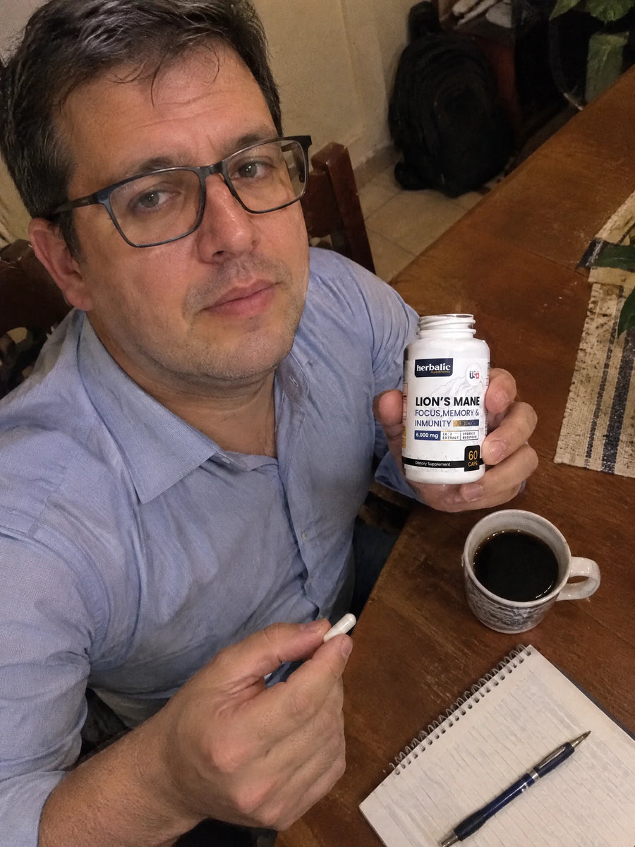 Persona usando Melena de León 6000 mg en su rutina diaria