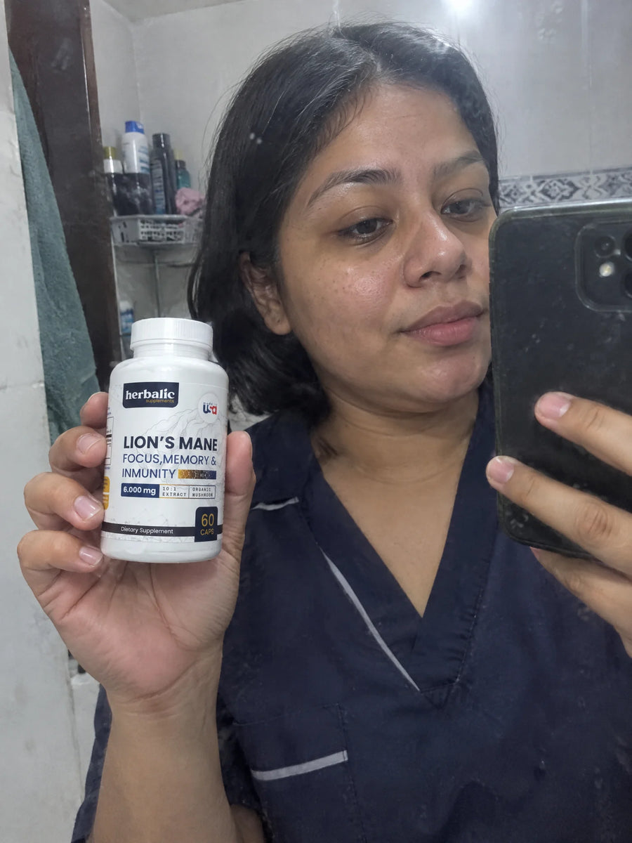 Cliente con Melena de León 6000 mg frente al espejo